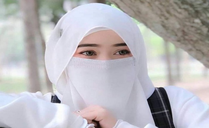 বোরকা পরা মেয়েদের পিক তোলার স্টাইল